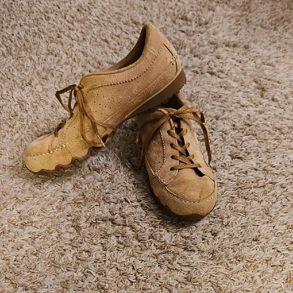 Skechers Women’s Bikers Contained 44703 Wide Fit Beige Suede Sneakers – Size 9.5